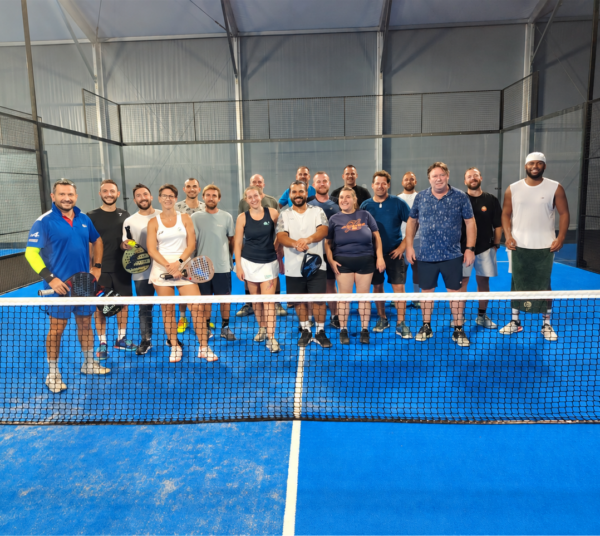 ChatGPT Image 8 oct. 2026, 10_45_31 Lundi 27 janvier Padel Tous niveaux au country club de Barbossi à Mandelieu 19H00 ACCUEIL 19H30/21H00 PADEL avec COACH 21H15/23H00 NETWORKING