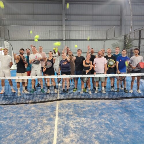 Participants Vibe & Play célébrant ensemble une soirée Padel Business sur le terrain
