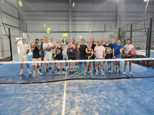 Ambiance Vibe & Play – soirée Padel Business Participants Vibe & Play célébrant ensemble une soirée Padel Business sur le terrain